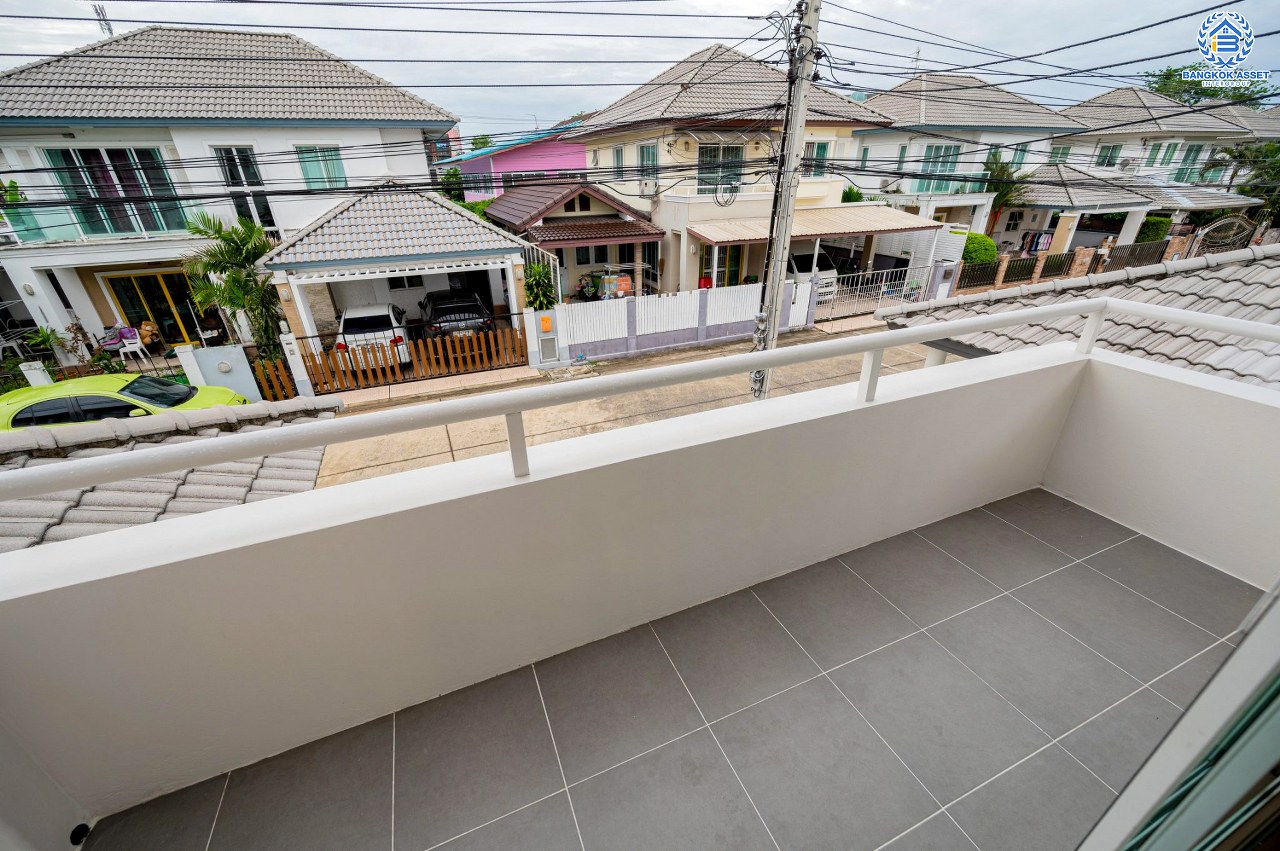 บ้านมือสองตกแต่งใหม่ โครงการ ชวนชื่นโมดัส แจ้งวัฒนะ เนื้อที่ 51.6 ตร.ว. ฟังก์ชัน 3 ห้องนอน 3 ห้องน้ำ จอดรถได้ 2 คัน รองรับทุกการอยู่อาศัย บนทำเลเดินทางเข้า-ออกเมืองสะดวก เชื่อมต่อถนนเลี่ยงเมืองปากเกร็ด, ถนนแจ้งวัฒนะ, ถนนติวานนท์ ใกล้รถไฟฟ้าสายสีชมพู "สถานีเลี่ยงเมืองปากเกร็ด" ทางด่วน "แจ้งวัฒนะ" และเซ็นทรัล แจ้งวัฒนะ